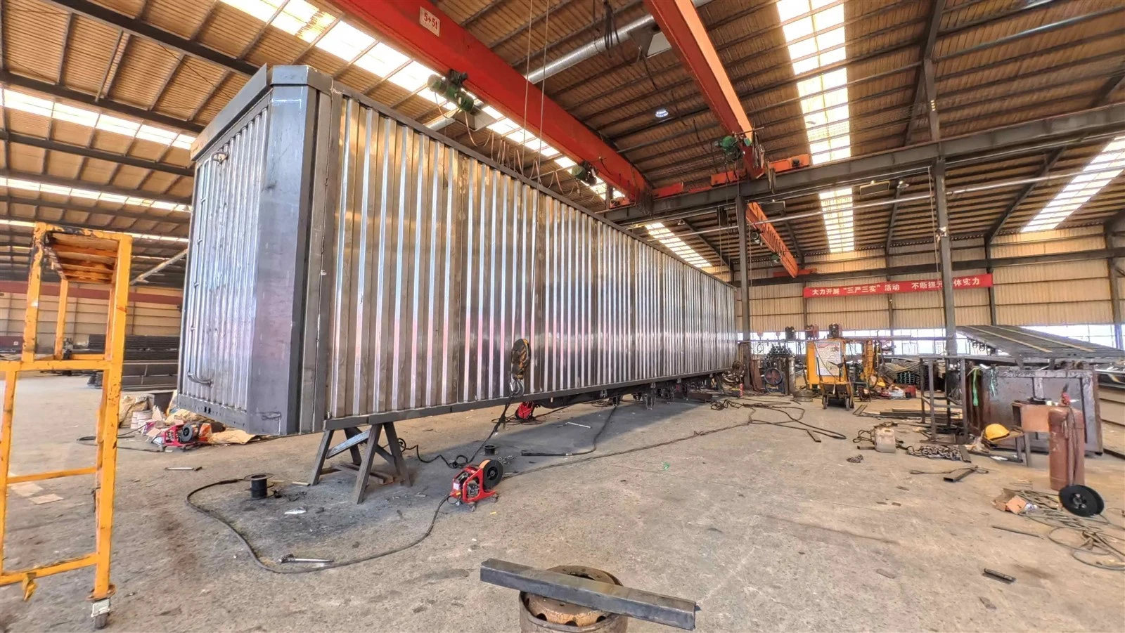Unpainted photo of a wing van box semi-trailer – shot from the rear right. Unpainted photo of a wing van box semi-trailer – shot from the rear right.